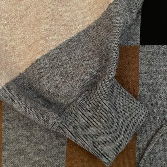 New Women’s cashmere blend cape with detachable fur collar. Belle Fare brand. - Picture 7 of 9